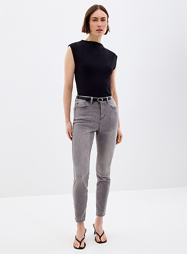Contemporaine: Le jean &eacute;pur&eacute; extensible <b>Coupe : jambe ajust&eacute;e, taille r&eacute;guli&egrave;re</b> Argent pour femme