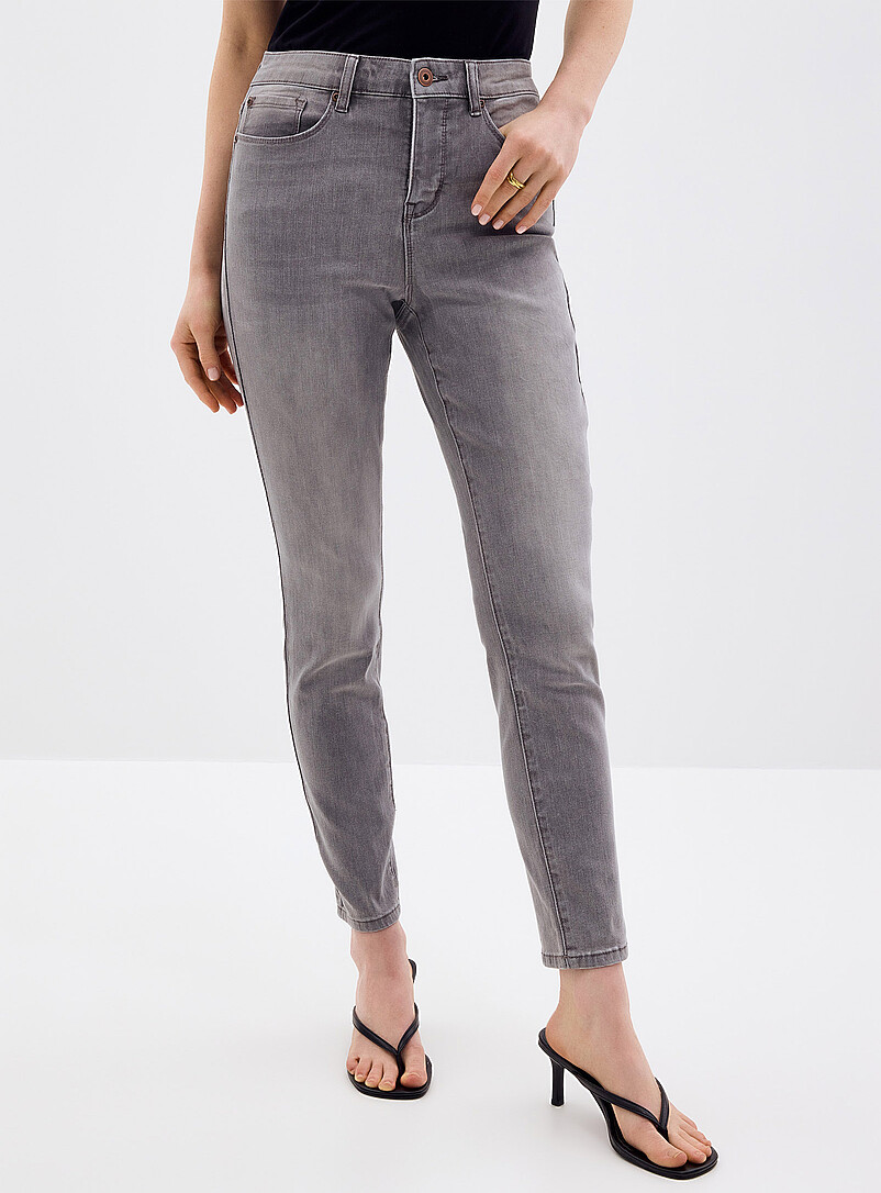Contemporaine: Le jean &eacute;pur&eacute; extensible <b>Coupe : jambe ajust&eacute;e, taille r&eacute;guli&egrave;re</b> Noir pour femme