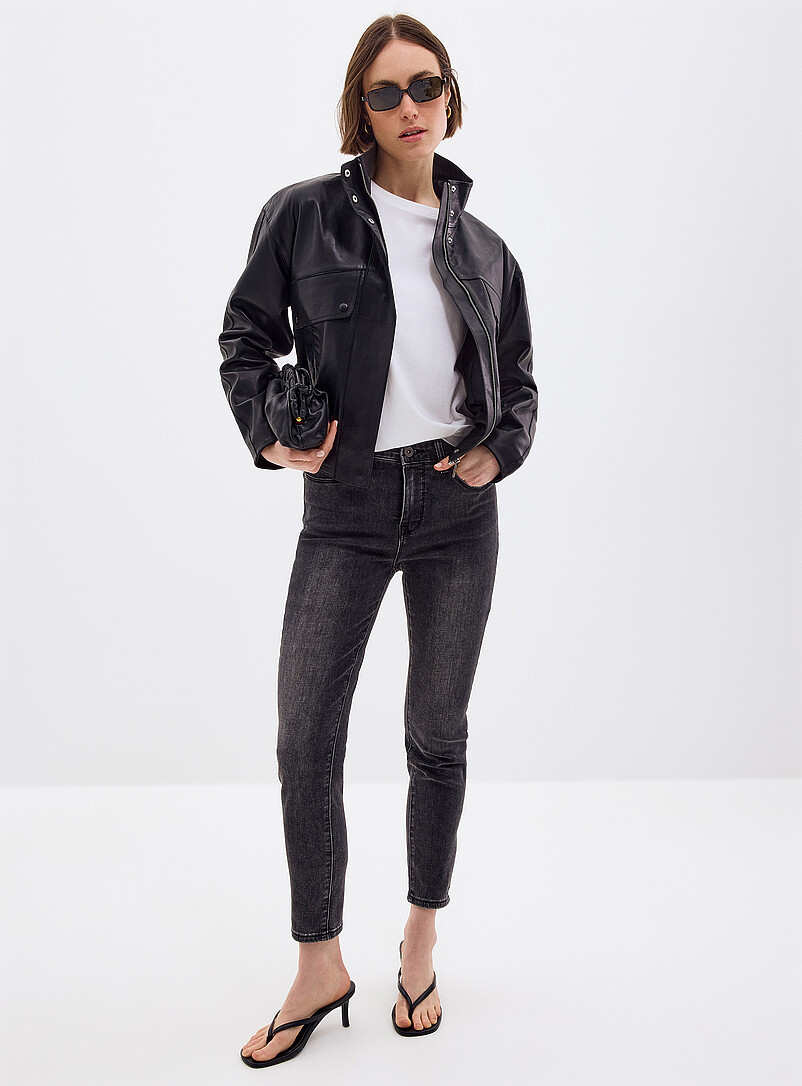 Contemporaine: Le jean &eacute;pur&eacute; extensible <b>Coupe : jambe ajust&eacute;e, taille r&eacute;guli&egrave;re</b> Noir pour femme