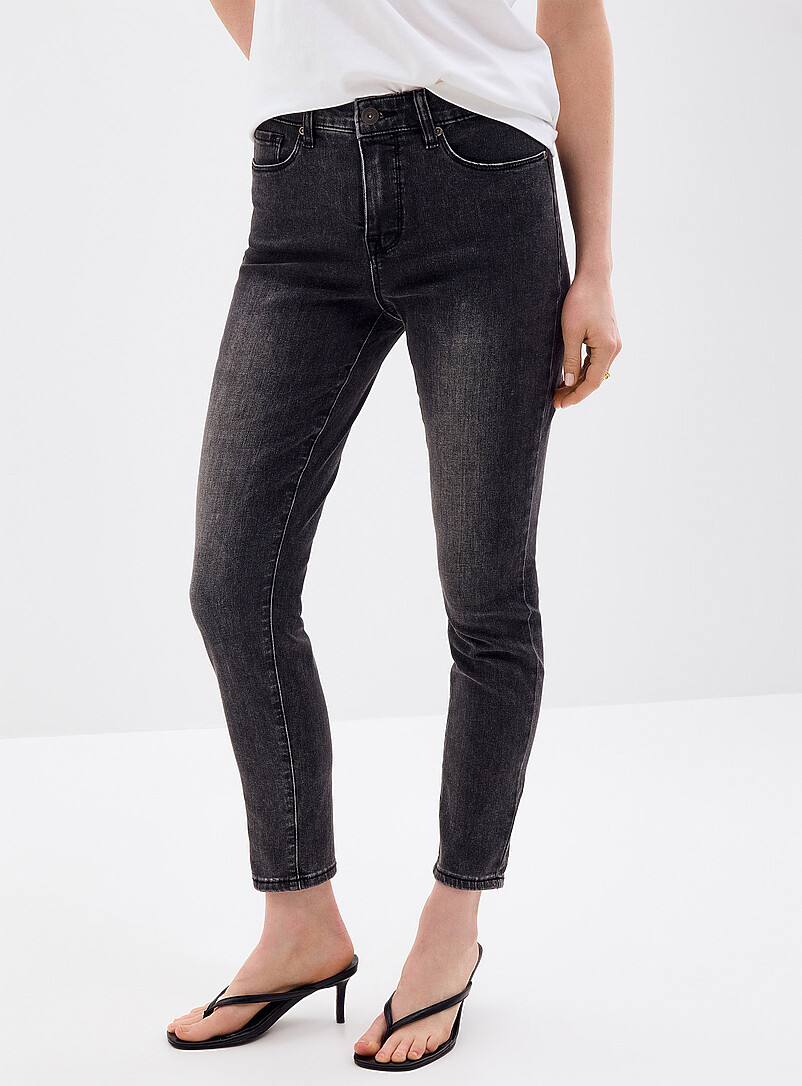 Contemporaine: Le jean &eacute;pur&eacute; extensible <b>Coupe : jambe ajust&eacute;e, taille r&eacute;guli&egrave;re</b> Noir pour femme