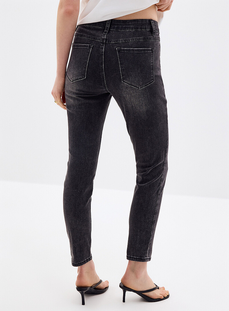 Contemporaine: Le jean &eacute;pur&eacute; extensible <b>Coupe : jambe ajust&eacute;e, taille r&eacute;guli&egrave;re</b> Noir pour femme