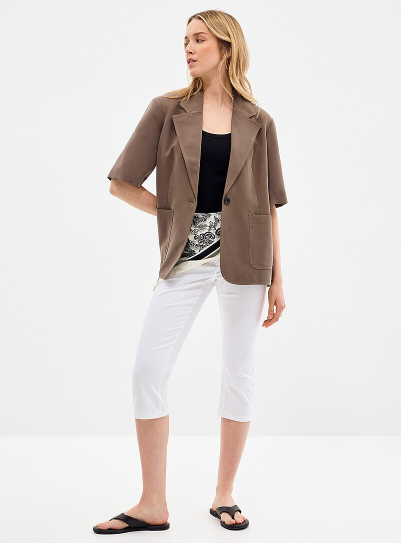 Contemporaine: Le capri denim color&eacute; <b>Coupe : jambe ajust&eacute;e, taille r&eacute;guli&egrave;re</b> Noir pour femme