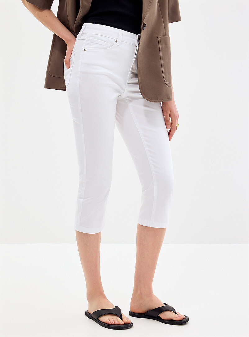 Contemporaine: Le capri denim color&eacute; <b>Coupe : jambe ajust&eacute;e, taille r&eacute;guli&egrave;re</b> Noir pour femme