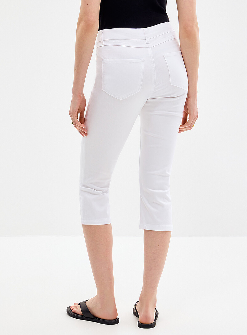 Contemporaine: Le capri denim color&eacute; <b>Coupe : jambe ajust&eacute;e, taille r&eacute;guli&egrave;re</b> Noir pour femme