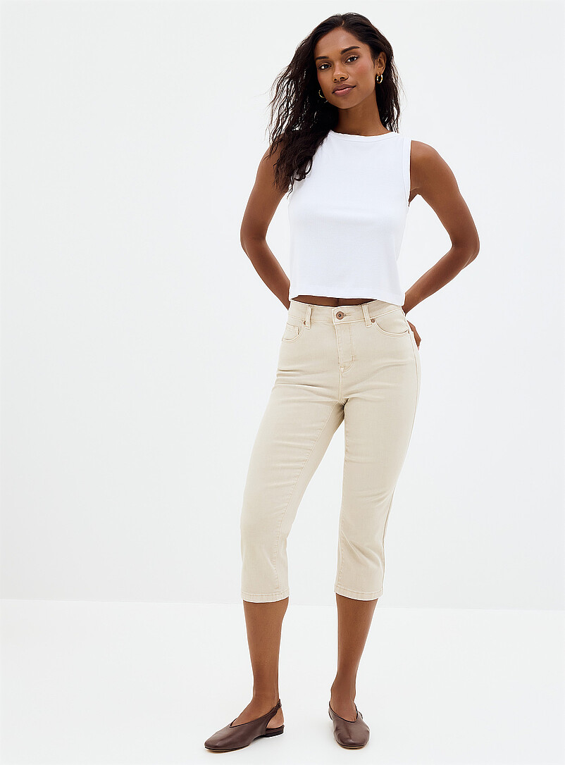 Contemporaine: Le capri denim color&eacute; <b>Coupe : jambe ajust&eacute;e, taille r&eacute;guli&egrave;re</b> Noir pour femme
