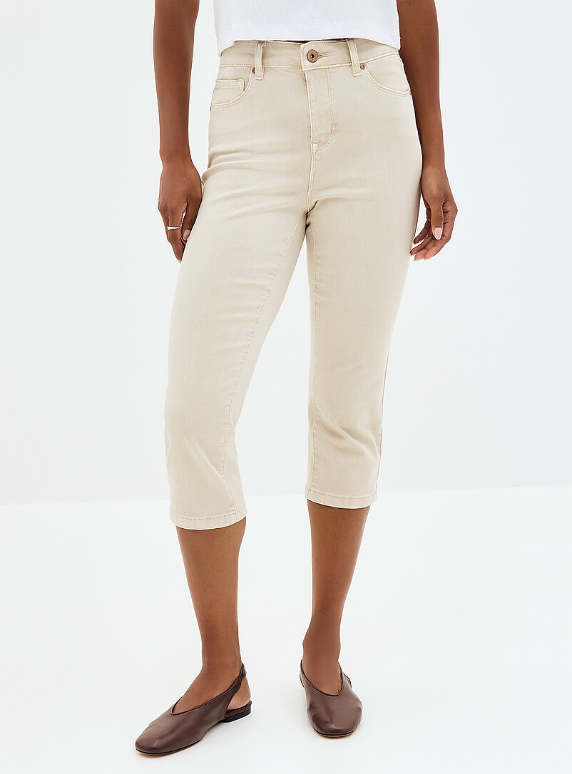 Contemporaine: Le capri denim color&eacute; <b>Coupe : jambe ajust&eacute;e, taille r&eacute;guli&egrave;re</b> Noir pour femme