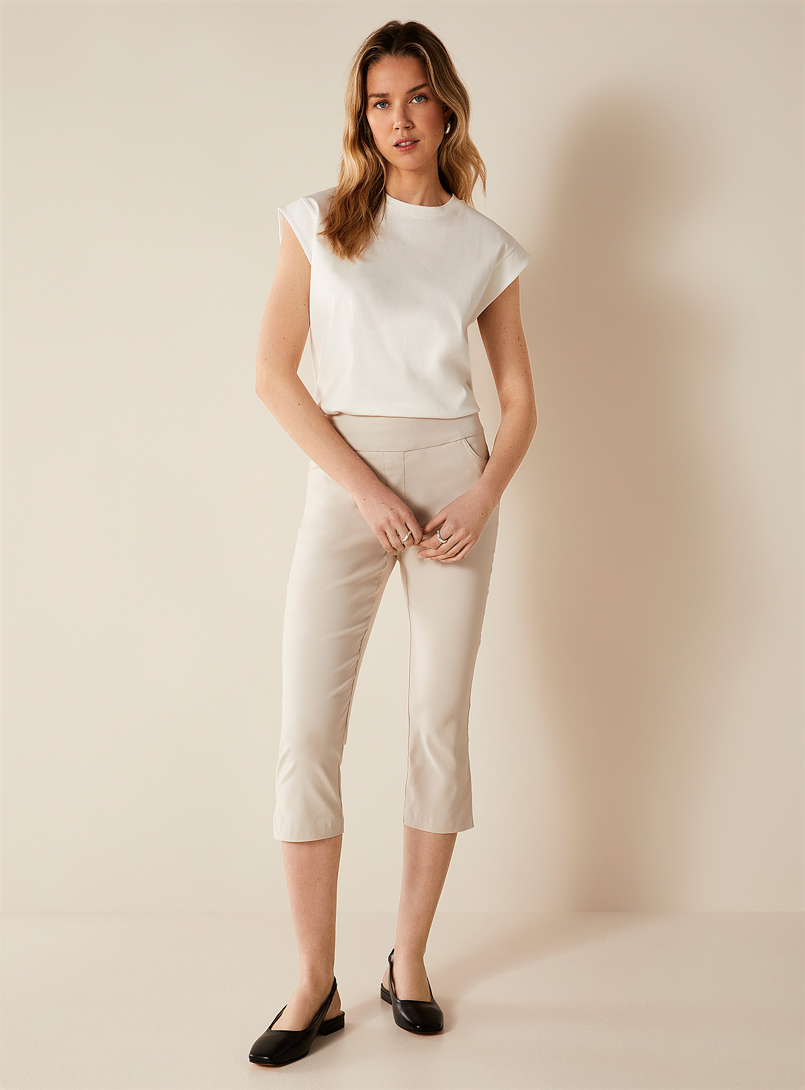 Contemporaine Stretch Slimming Fitted Capris In Sand