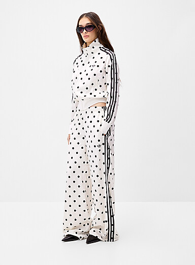 Adidas Originals: Le pantalon <i>track</i> &agrave; pois <b>Coupe : jambe large, taille haute</b> Blanc &agrave; motifs pour femme