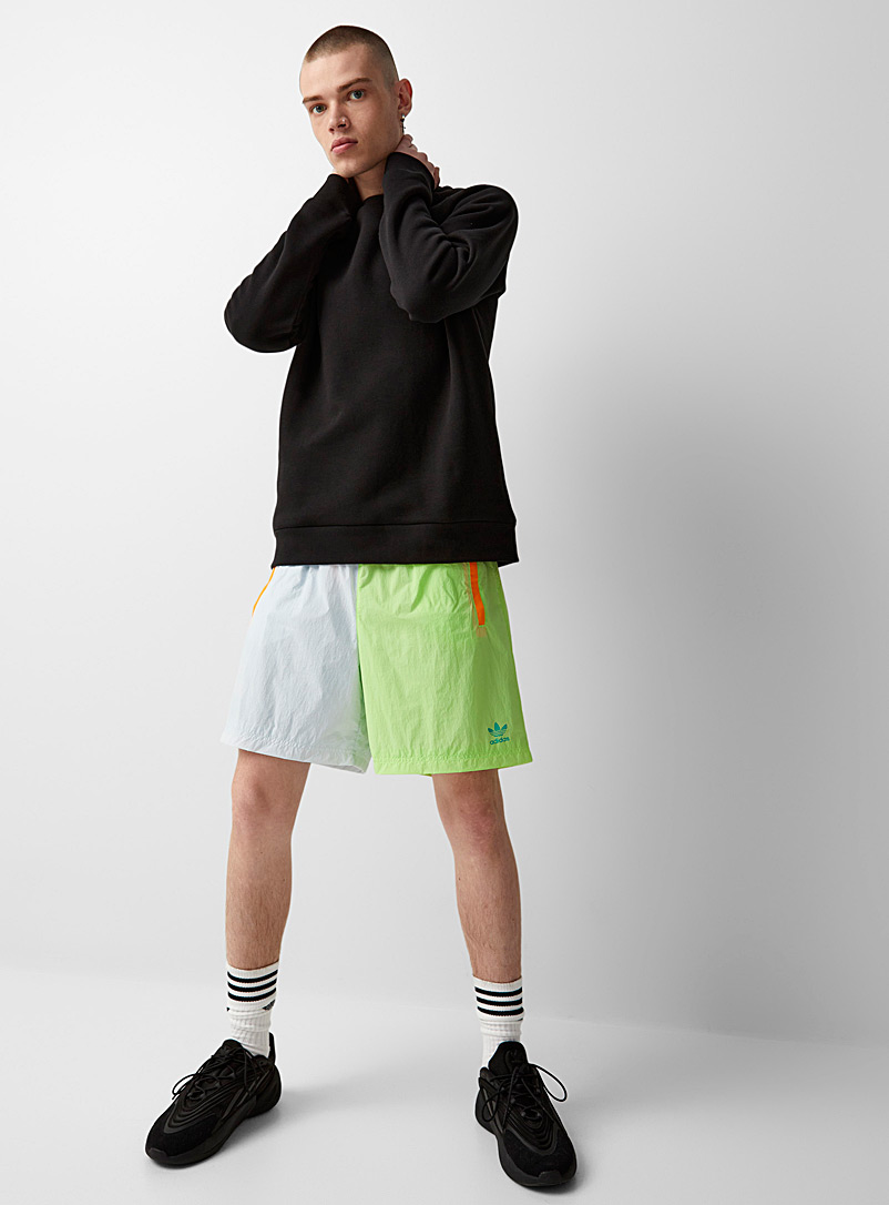 Adidas Originals: Le short blocs néon nylon recyclé Assorti pour homme