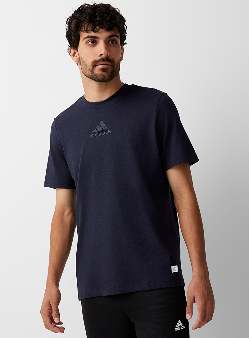 Adidas: Le t-shirt emblème brodé ton sur ton Marine pour homme