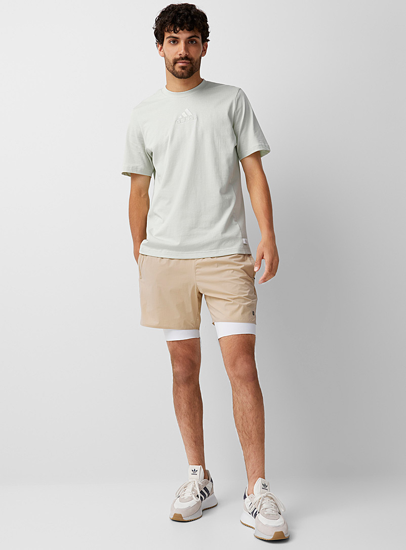 Adidas: Le t-shirt emblème brodé ton sur ton vert d'eau Vert pâle-lime pour homme