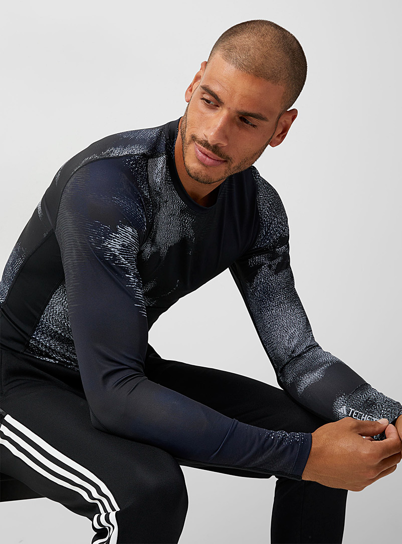 Adidas: Le t-shirt ajusté empreintes minérales Noir à motifs pour homme