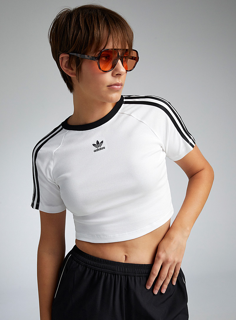 Adidas Originals: Le t-shirt mini à rayures signature Blanc pour femme