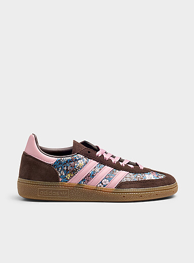 Adidas Originals: Le sneaker Handball Spezial fleuri <b>Fait d'un tissu Liberty Fabric</b> Femme Brun pour femme