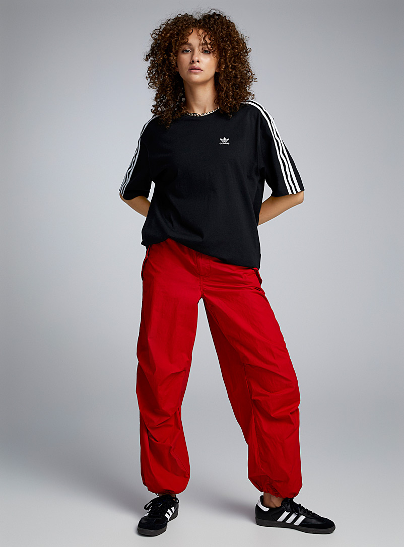 Adidas Originals: Le t-shirt ample à trois bandes Noir pour femme