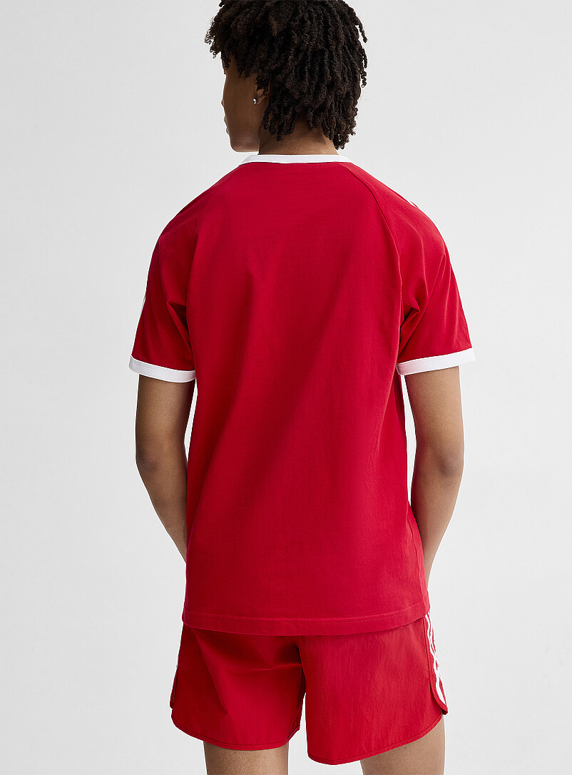 Adidas Originals: Le t-shirt lis&eacute;r&eacute; trois bandes Rouge pour homme