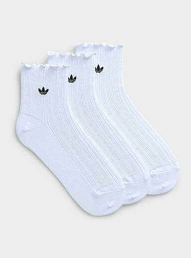 Les chaussettes chevilles c&ocirc;tel&eacute;es blanches bord ondul&eacute; Emballage de 3