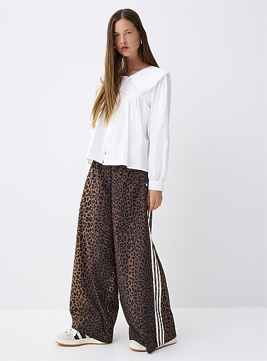Adidas: Le pantalon athl&eacute;tique l&eacute;opard lis&eacute;r&eacute; Brun &agrave; motifs pour femme