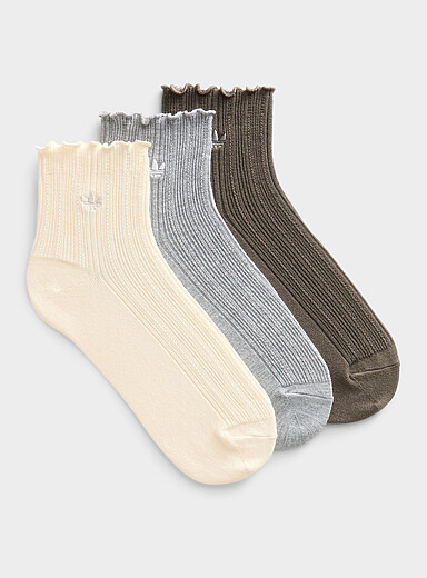 Adidas Originals: Les chaussettes chevilles c&ocirc;tel&eacute;es neutres bord ondul&eacute; Emballage de 3 Gris pour femme