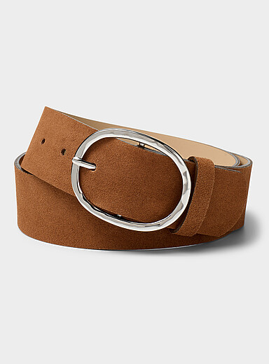 La large ceinture su&egrave;de boucle arrondie martel&eacute;e