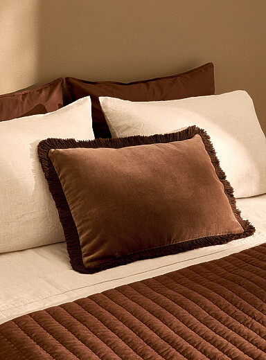 Le coussin d&eacute;houssable velout&eacute; &agrave; franges 40 x 60 cm