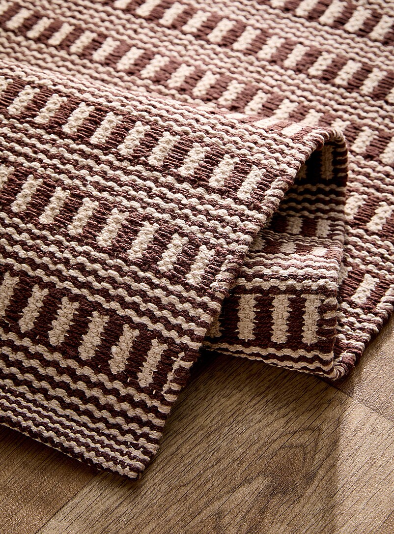 Simons Maison: Le tapis tiss&eacute; rayures graphiques Voir nos formats offerts Brun &agrave; motifs