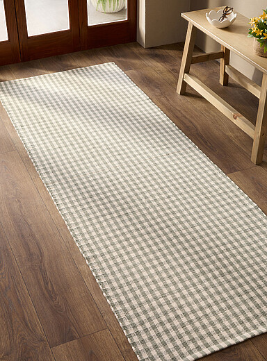Le tapis de couloir tiss&eacute; carreaux vichy vert sauge 75 x 215 cm