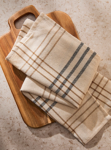 https://imagescdn.simons.ca/images/3502-3123050-99-A1_3/neutral-tone-plaid-organic-cotton-tea-towel.jpg?__=2