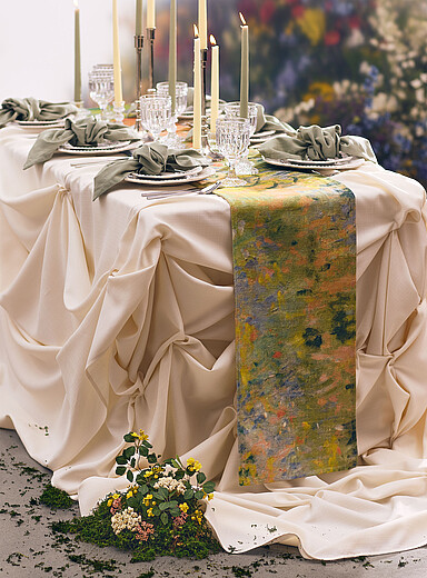 Le chemin de table m&eacute;lange de lin champ de coquelicots 33 x 230 cm <b>Collection En hommage &agrave; Claude Monet</b>