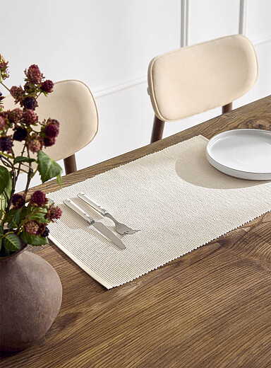 Fine grooves placemat