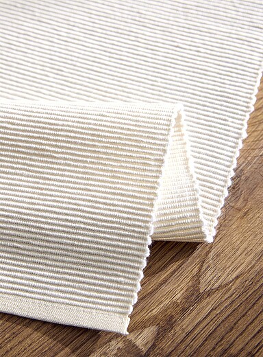 Fine grooves placemat