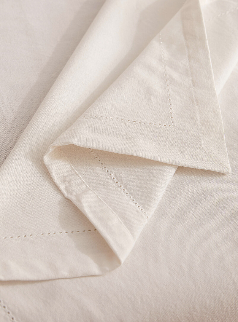 White dotted frame tablecloth product image 2