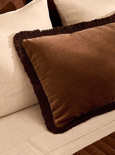 Le coussin d&eacute;houssable velout&eacute; &agrave; franges 40 x 60 cm
