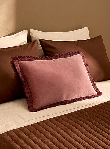 Le coussin d&eacute;houssable velout&eacute; &agrave; franges 40 x 60 cm
