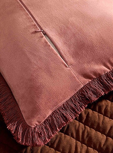 Le coussin d&eacute;houssable velout&eacute; &agrave; franges 40 x 60 cm