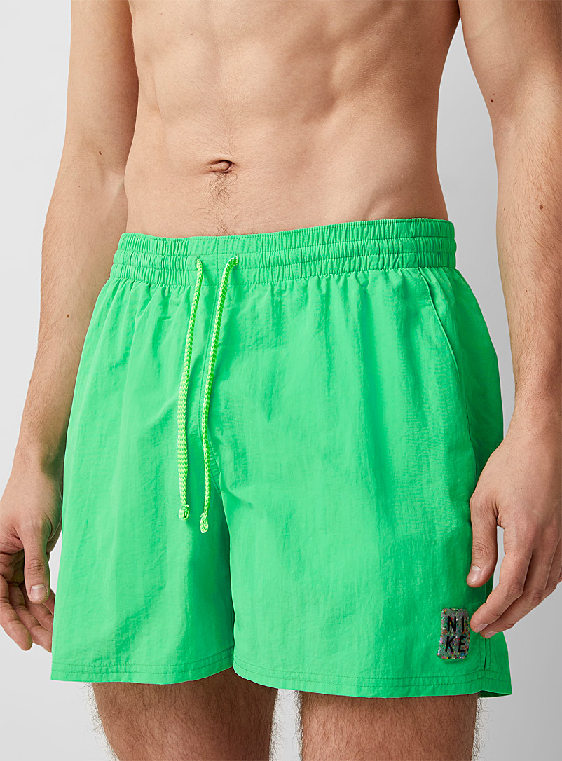 Nike Swim: Le maillot short uni toucher craquelé Vert vif-irlandais-émerau pour homme