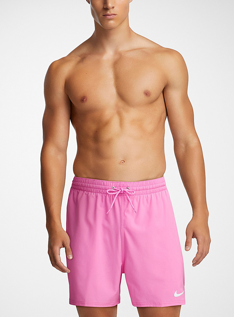 Nike Swim: Le maillot short extensible monochrome Rose pour homme