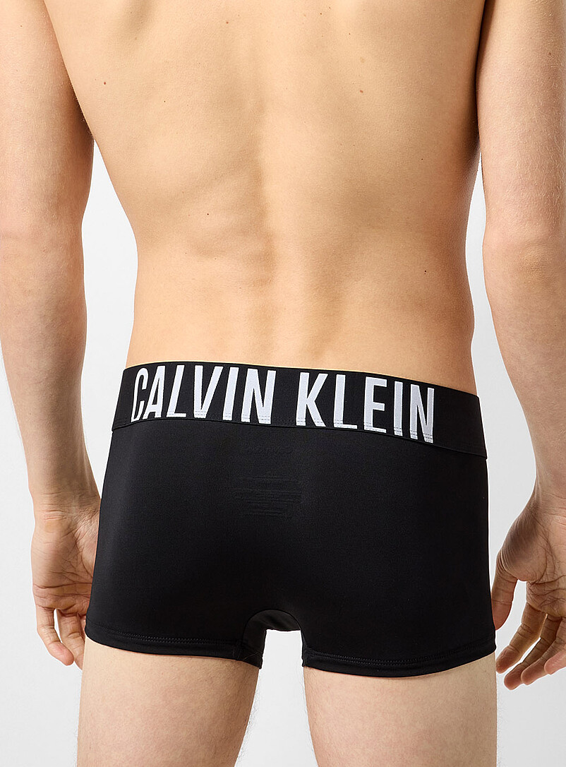 Calvin Klein: Le boxeur court extensible uni 2,5 po Intense Power Noir pour homme