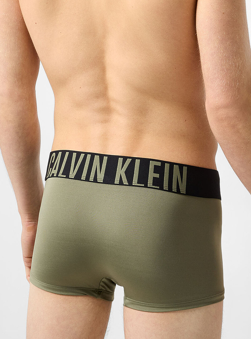 Calvin Klein: Le boxeur court extensible uni 2,5 po Intense Power Noir pour homme
