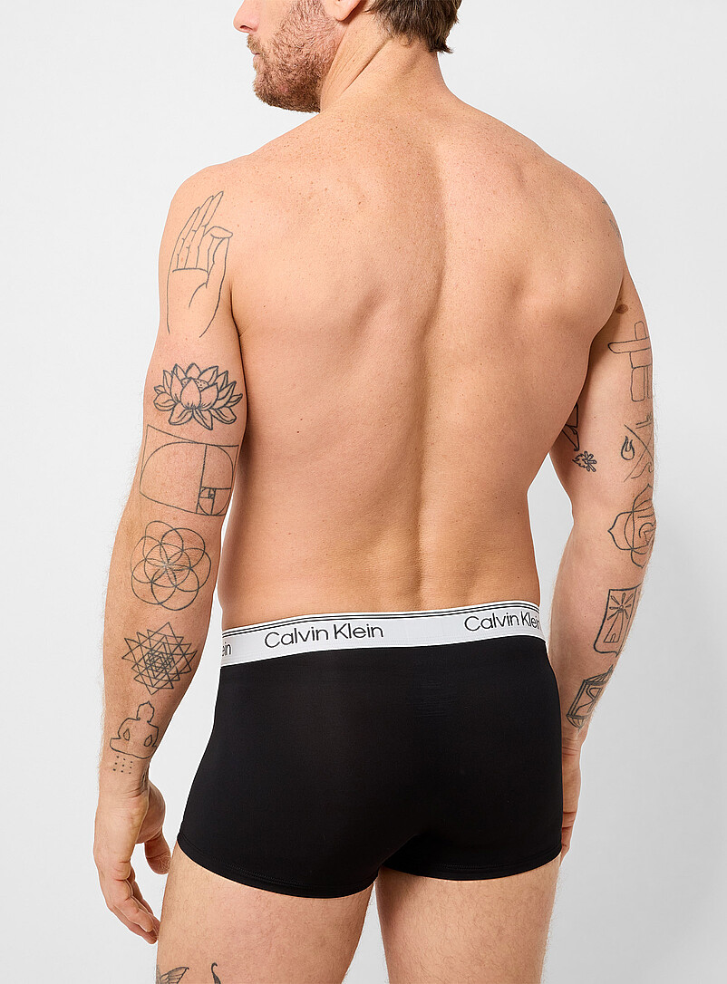 Calvin Klein: Les boxeurs courts extensibles taille basse 3 po Polyester recycl&eacute; Emballage de 3 Noir &agrave; motifs pour homme