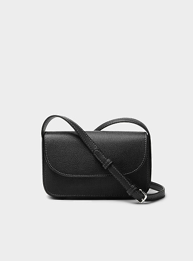 Le petit sac bandouli&egrave;re minimaliste textur&eacute;