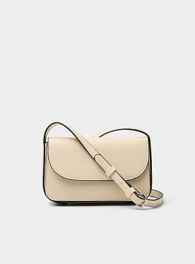 Le petit sac bandouli&egrave;re minimaliste textur&eacute;