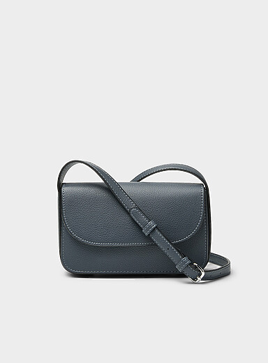 Le petit sac bandouli&egrave;re minimaliste textur&eacute;