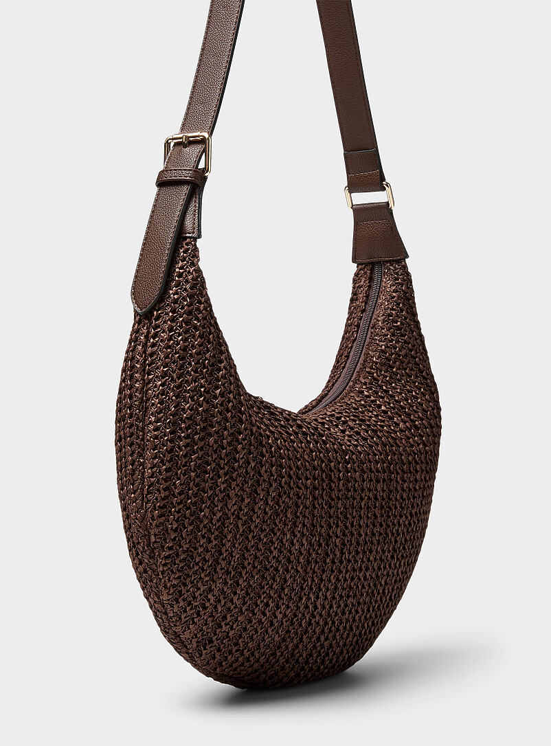 Simons: Le sac besace arrondi paille tress&eacute;e Chocolat - Espresso pour femme