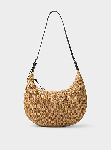 Le sac besace arrondi paille tress&eacute;e