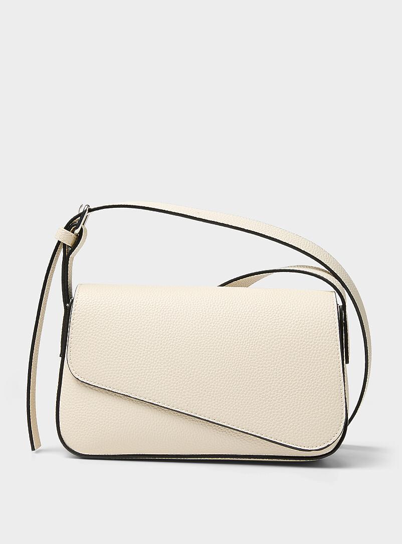 Simons: Le sac bandouli&egrave;re grenu rabat biseau Noir pour femme