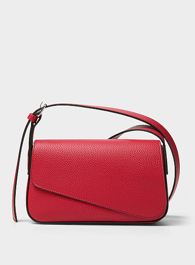Simons: Le sac bandouli&egrave;re grenu rabat biseau Noir pour femme