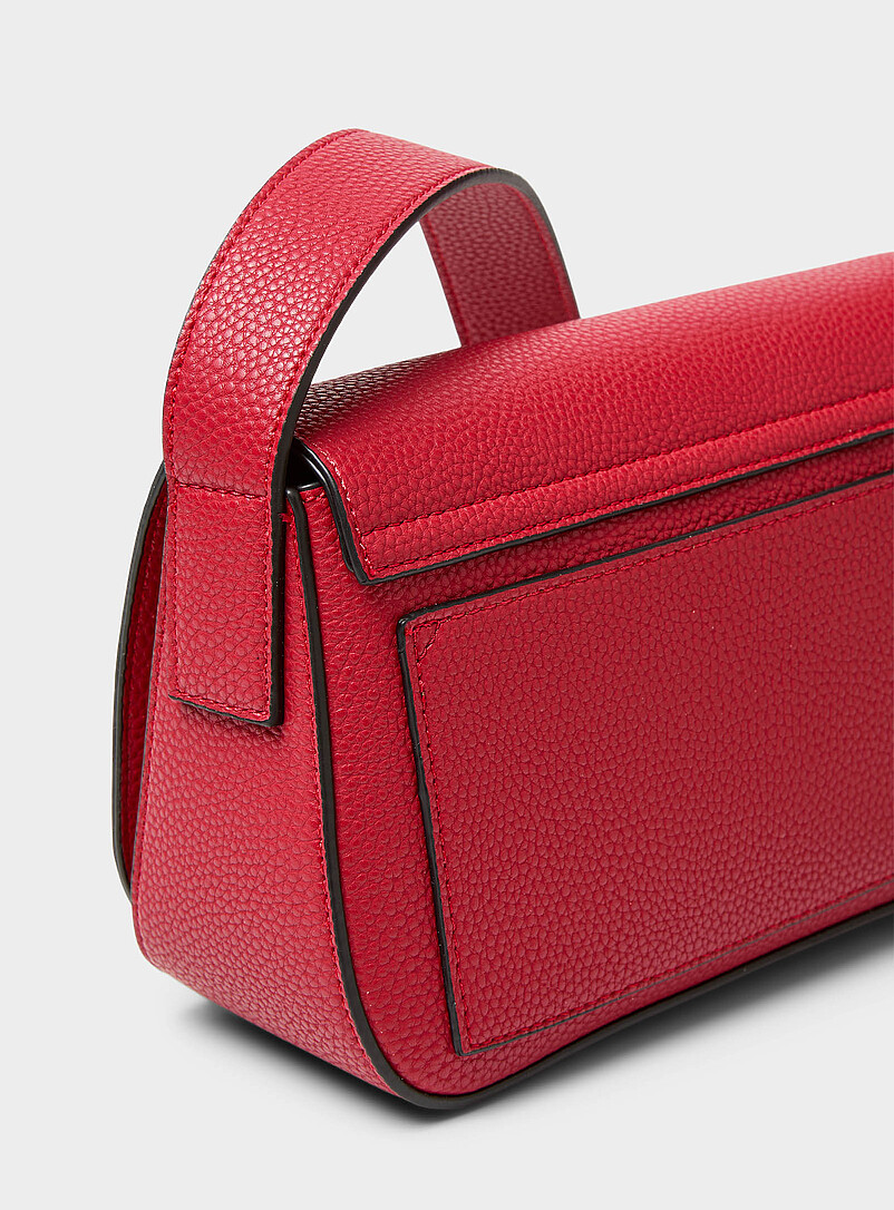 Simons: Le sac bandouli&egrave;re grenu rabat biseau Noir pour femme