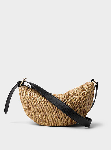 Le sac bandouli&egrave;re arrondi paille tress&eacute;e