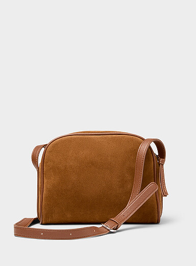 Le sac bandouli&egrave;re arrondi faux su&egrave;de
